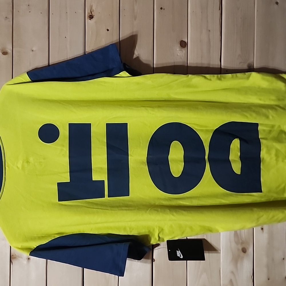 Nike Blue and Yellow Graphic Tee Size XL NEW - Picture 3 of 6